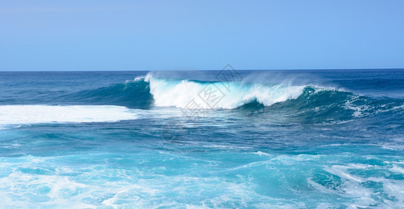 天空大西洋波浪冲进西洋海浪图片
