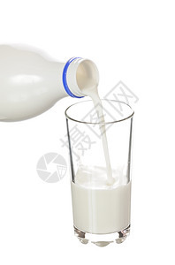 产品从酒瓶里倒牛奶隔在白底的玻璃杯中浇注液体图片