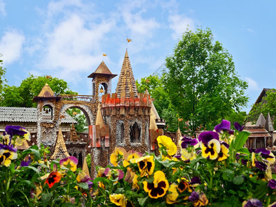 建筑学春天王国魔法城堡在花园和朵之上图片