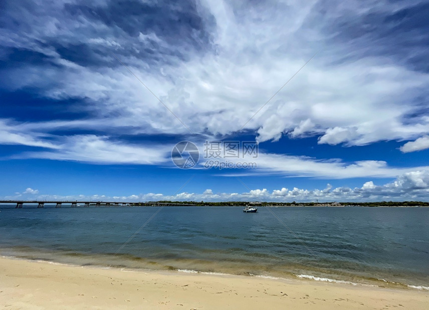 海滩多云的浮石Bribie岛与澳大利亚陆之间的狭窄水道称为PumicestonePassage南入口的景象图片