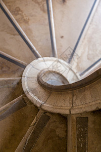 爬白光大理石的古董螺旋梯曲线抽象的图片