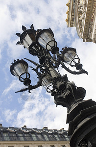 法国怪诞的巴黎歌剧院外装饰街道灯光其典型石铸铁灯柱和玻璃屋图片