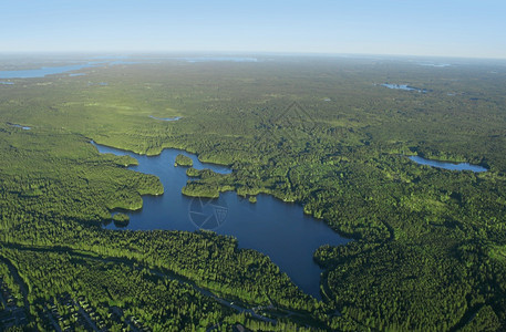 景观土地天际线芬兰蓝湖和绿林区森湖泊的空中观景情况图片