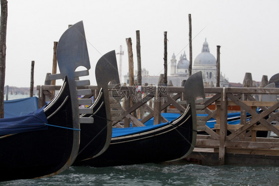 威尼斯典型的歌多拉照片贡船运河图片