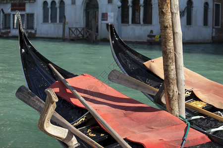 一种威尼斯典型的歌多拉照片船运河图片