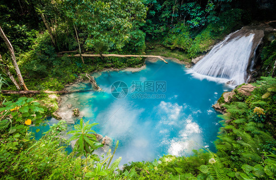 夏季湖水美丽的自然风光图片