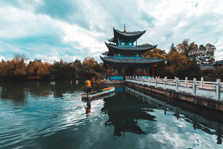 古典建筑下的水池图片