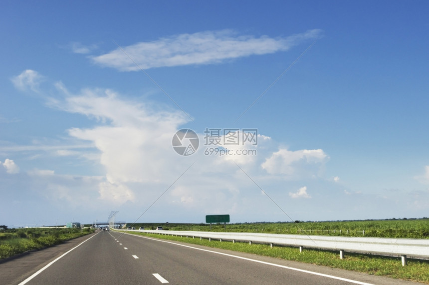 表示一个空的高速公路视图没有汽车环绕目的地寂寞图片