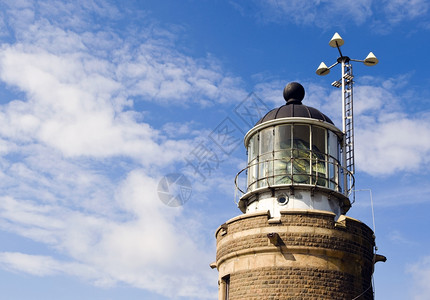 海上灯台和日间气象站安装灯台和天气监测站的灯塔及壁膜透镜圆顶航海的图片