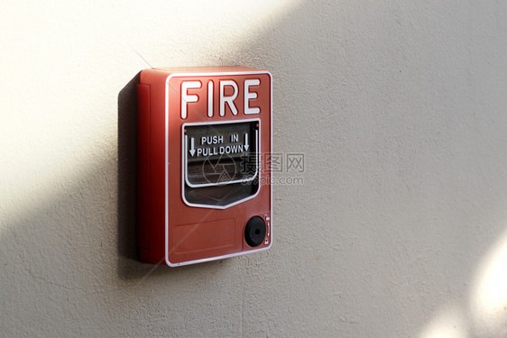 红色的探测器危险水泥墙背景的红色火警报箱图片