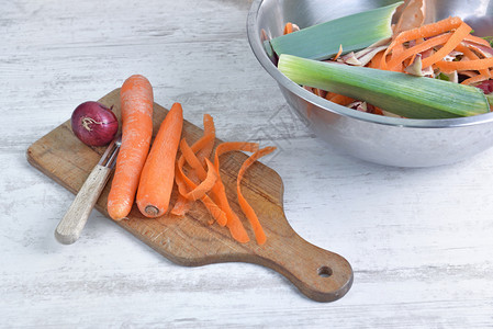 满的食物把胡萝卜剥在做饭的木板上厨房桌子的垃圾碗里生态图片