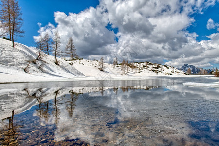 雪山上的流水和乌云图片