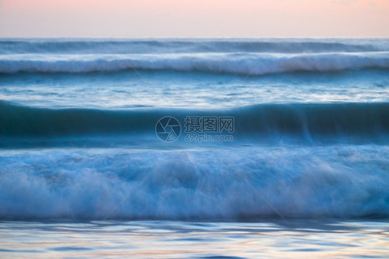 波涛汹涌的蓝色海浪图片