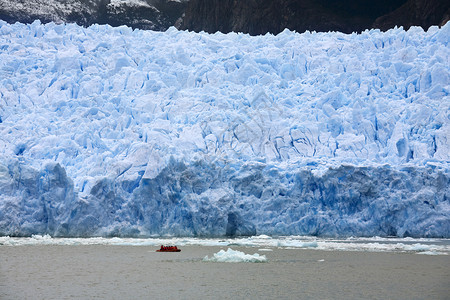 南美智利部北帕塔戈尼安冰场拉古纳圣斐尔公园SanRafaelGlacier附近的冒险旅游者靠近桑北方图片