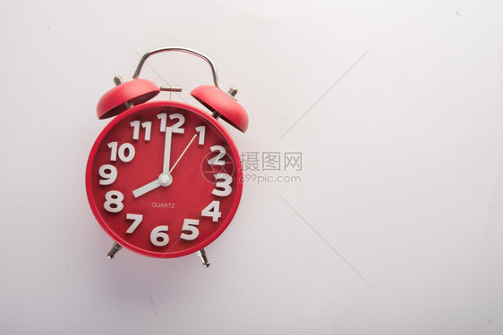 在白色背景上隔离的红色闹钟商业时间Conc红闹钟在白色背景上隔离的商业时间概念复古的早晨手表图片