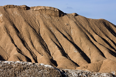 白色的山坡艾伦地质学智利阿塔卡马沙漠软沉积岩水侵蚀浅地石上的白矿床是盐图片