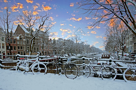 水历史的建筑荷兰阿姆斯特丹冬季日落时雪积覆盖荷兰阿姆斯特丹图片