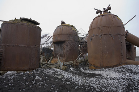 遗迹南极洲霸权岛一个废弃的旧捕鲸站锅炉残骸的碎渣欺骗锈图片