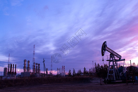 场地抽油机工业貌和日落天空背景的石油泵蓝色图片