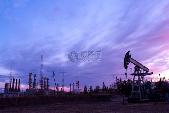 场地抽油机工业貌和日落天空背景的石油泵蓝色图片