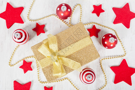 传统树假期埃利根金色圣诞礼物包和装饰品图片
