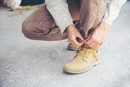 服装棕色的男人穿靴子旅行概念黑色的图片