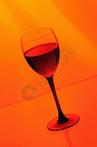浇注喷射橙色背景的红酒葡萄精图片