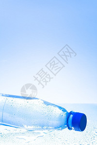 清除瓶子带水滴的湿塑料瓶满足图片
