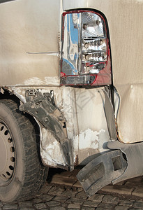 事故车辆肮脏的白色汽车有被砸碎的保险杠和破坏车灯休息图片