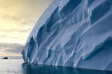 冷冻东格陵兰唐克士比森德黄昏的冰山海洋图片