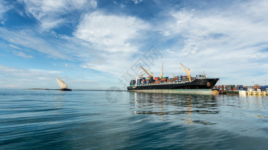 热带一艘大船停靠坦桑尼亚给巴尔海岸附近场景美丽的图片