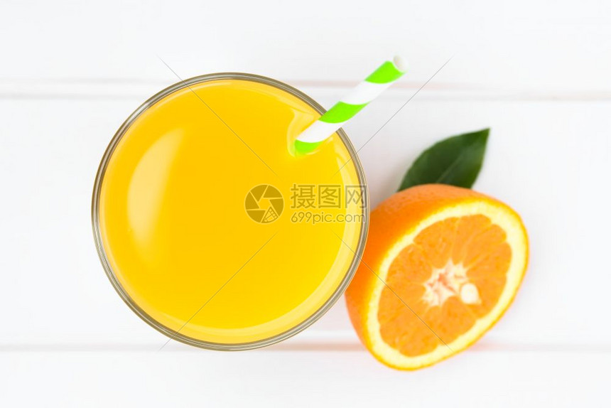 橙汁在玻璃杯中装着饮用稻草拍摄在白木选择焦点玻璃边缘和果汁上方的白木选择焦点心橙汁饮料重点拍照图片