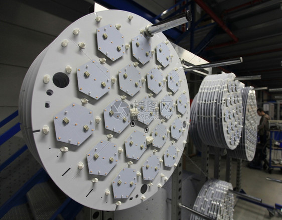 电创新工厂中大型LED灯的生产部件图片