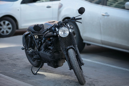 引擎在城市的黑色摩托车在停场驾驶交通堵塞后被停在车场的黑色摩托停放辆俄罗斯图片