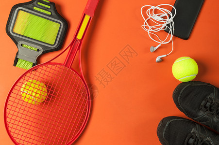网球红背景智能手机和网球游戏健康玩身房图片