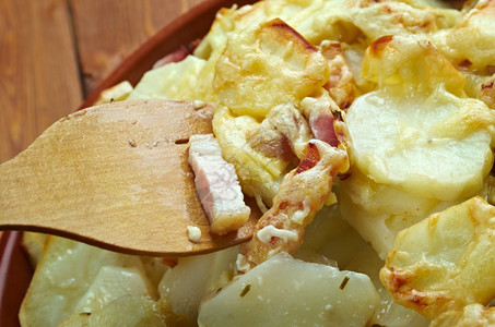 Tartiflette来自萨沃埃和上伊地区的法国菜土豆reblochon干酪番茄和洋葱制成起司美食鞑靼人图片