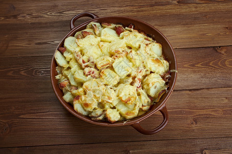 Tartiflette来自萨沃埃和上伊地区的法国菜土豆reblochon干酪番茄和洋葱制成食物猪油肉图片