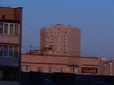 黄色的明亮的城市中太阳黎明和房屋建筑结构的反射在城市中图片