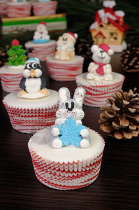 喜庆的假期甜糖圣诞雕像兔子和松饼上的雪花食物图片