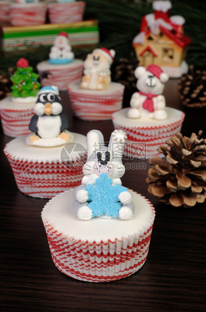 喜庆的假期甜糖圣诞雕像兔子和松饼上的雪花食物图片