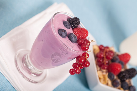 黑莓浆果做的酸奶图片