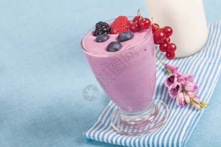 黑莓浆果做的酸奶图片