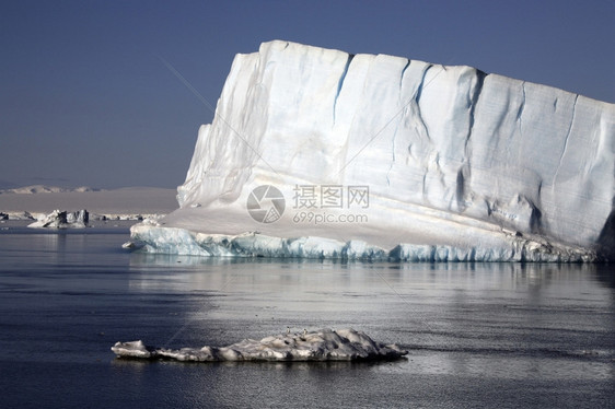 南极洲海面上的冰山图片
