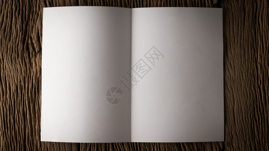 记事本木制桌上的白纸笔记床单商业图片