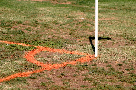 莱纳勒足球角挂在足球场上草户外图片