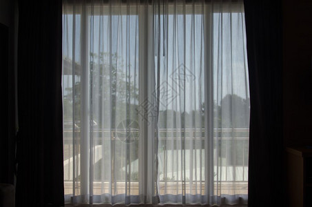 白色的薄太阳光穿过卧室的薄窗帘酒店图片