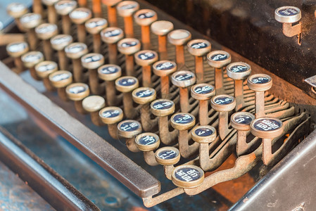 机械的记者关闭旧打字机的泰式键盘古董图片