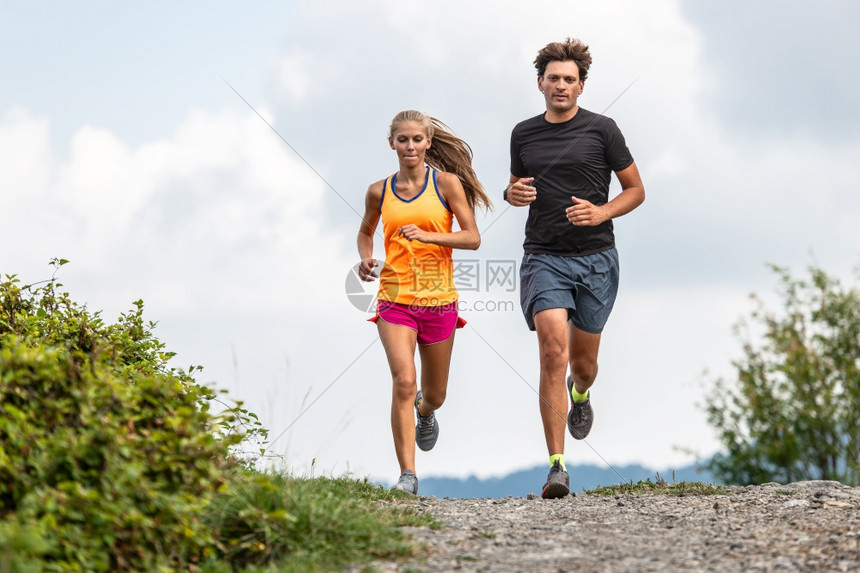活动山上各行业的跑步者自然身体的图片