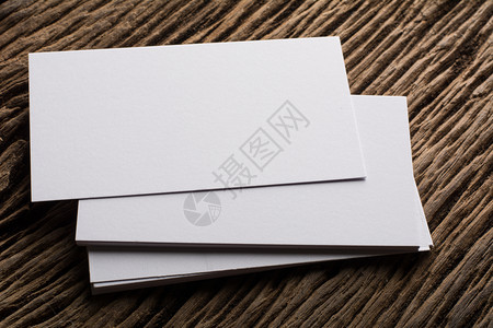 空白的卡片企业形象空白色名片演示文稿在木背景上的企业形象空白色名片演示文稿打印图片
