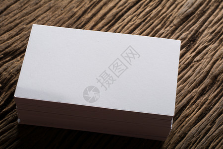 桌子公司的复制企业形象空白色名片演示文稿在木背景上的企业形象空白色名片演示文稿图片